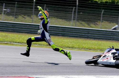 rossi_jumping_off_his_bike_to_escape_injury_2_22.jpg