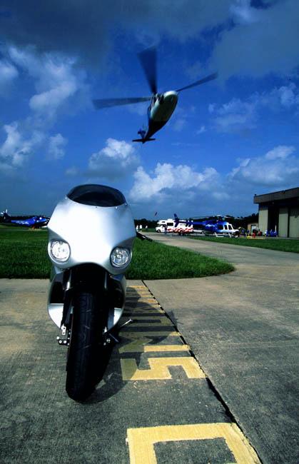 Umbauten_MTT_Y2K_Superbike_Gasturbinenmotorrad_bikewHelicptrFlying.jpg